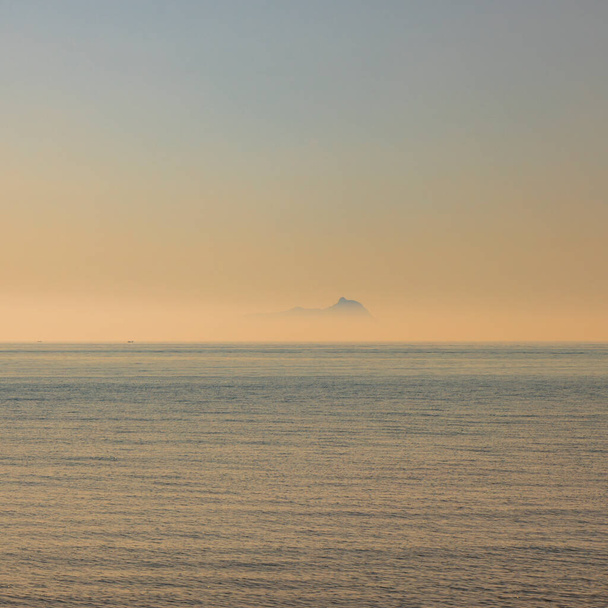 Понза, Італія. силует острова, що виходить з туману, видно з узбережжя Лаціо на відстані. - Фото, зображення