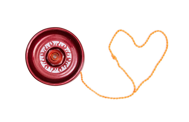 Rode yoyo met hart-vormige bindgaren - Foto, afbeelding