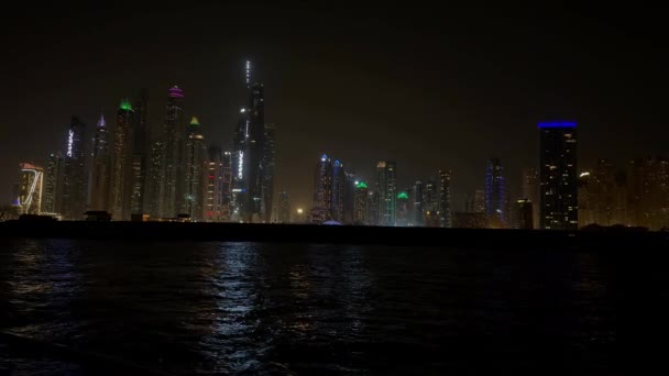 Ville moderne dans la nuit, vue sur Dubai Marina dans la nuit. Images 4k de haute qualité - Séquence, vidéo