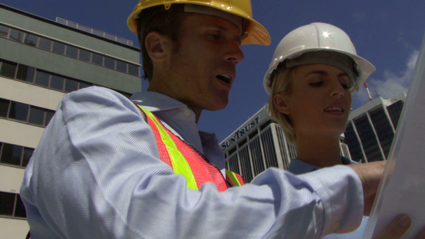 Bauarbeiter auf einer Baustelle - Filmmaterial, Video