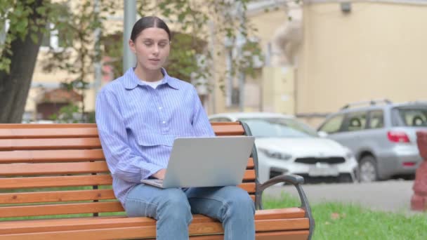 Latin nő vigyorog a kamera, miközben dolgozik Laptop Kültéri - Felvétel, videó