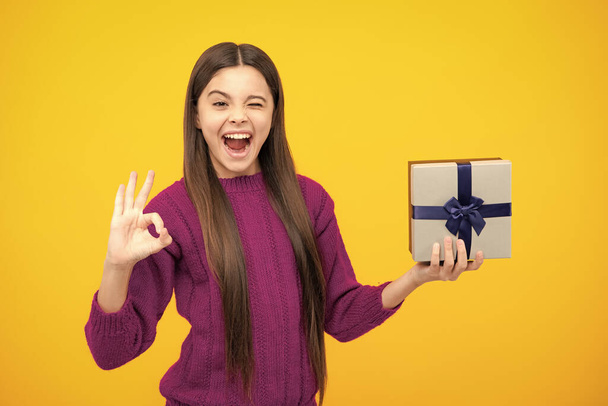 Excited face. Cute teenager child girl congratulate with valentines day, giving romantic gift box. Present, greeting and gifting concept. Birthday holiday concept. Amazed expression - Foto, Imagen