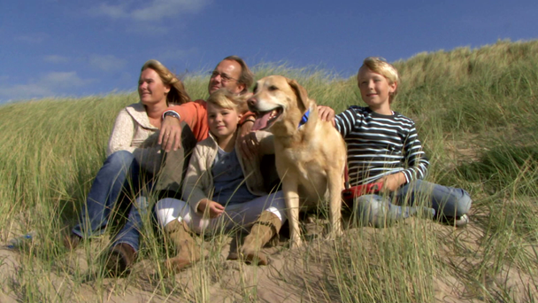 Rodinný portrét v dunách - Záběry, video