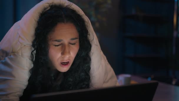 Kimerült lány fáradt üzletasszony fáradt spanyol álmos nő túlhajszolt indiai arab nő éjjel otthon takaró alatt paplan laptop számítógép függő ásít fejfájás szemmozgás - Felvétel, videó