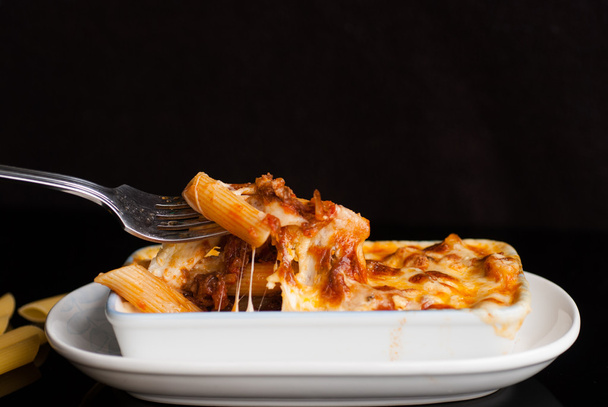 Paistettua pastaa tomaattikastikkeella ja juustolla
 - Valokuva, kuva