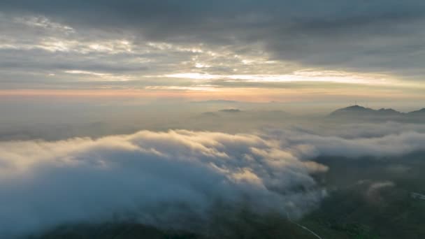 Antenni valokuvaus ainutlaatuinen vuoristoinen maisema Dushan County, Qiannan, Guizhou, Kiina, mukaan lukien pilvi meret, kanjonit, ja korkea vuoristotasangoilla. - Materiaali, video