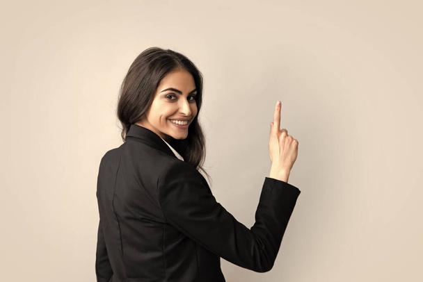Žena ukazuje na kopírovací prostor, ukazuje kopírovací prostor. Promo, dívka ukazující obsah reklamy gesto, ukazující rukou doporučujeme produkt. Izolované pozadí - Fotografie, Obrázek