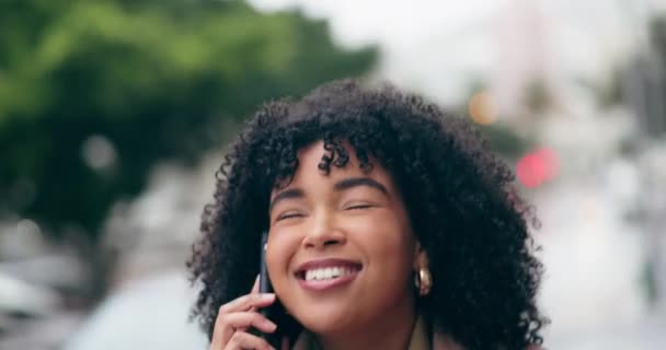 Telefonat, Wow und Klatsch mit einer Frau in der Stadt, die auf ihrem Weg gute Nachrichten hört. Mobil, ja und Kommunikation mit einem glücklichen jungen Menschen im Gespräch im Freien in einer städtischen Stadt. - Filmmaterial, Video