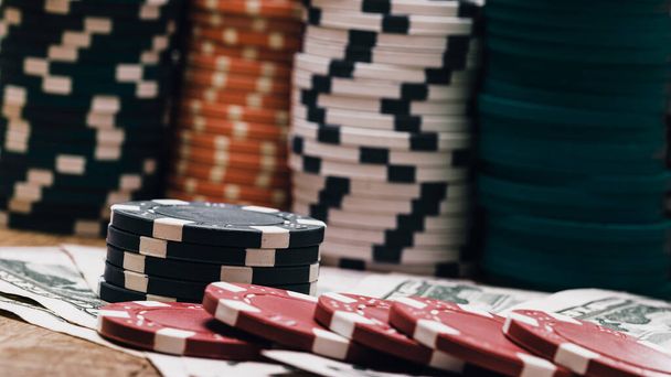 Pila de fichas de póquer para juegos de casino de altas apuestas - Foto, imagen