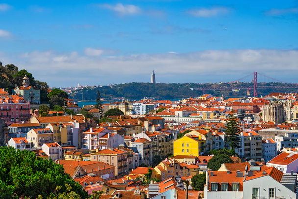 Lizbona słynny widok z Miradouro dos Barros turystyczny punkt widzenia Alfama starego miasta dzielnicy, 25 kwietnia Bridge i Chrystusa Króla statua. Lizbona, Portugalia. - Zdjęcie, obraz