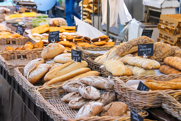 πώλησης ψωμί στην ολλανδική αγορά, κάτω χώρες在荷兰市场上，荷兰卖面包 - Φωτογραφία, εικόνα