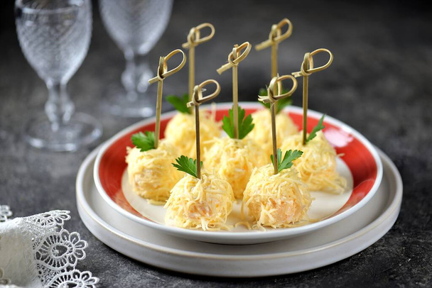 Aperitivo de bolas de queso en pinchos de bambú - Foto, imagen