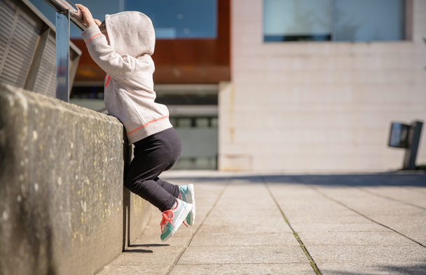 Spor ayakkabı, hoodie eğitim açık havada küçük kızla - Fotoğraf, Görsel