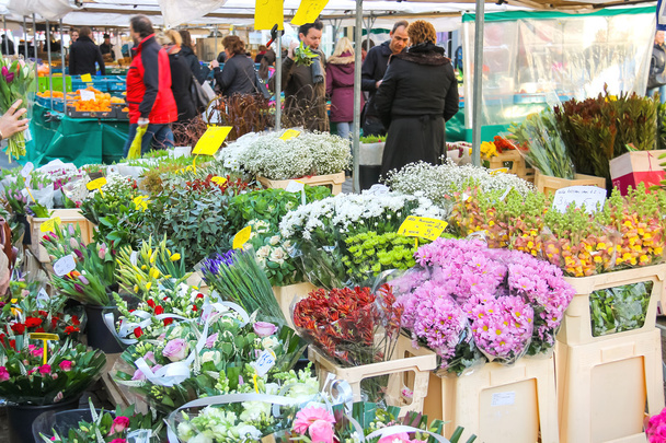 People buy flowers in the market  in the Dutch town Den Bosch. - Foto, afbeelding