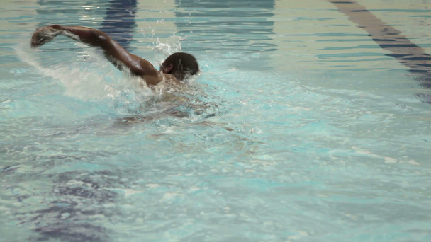 Masculino nadando na piscina
 - Filmagem, Vídeo