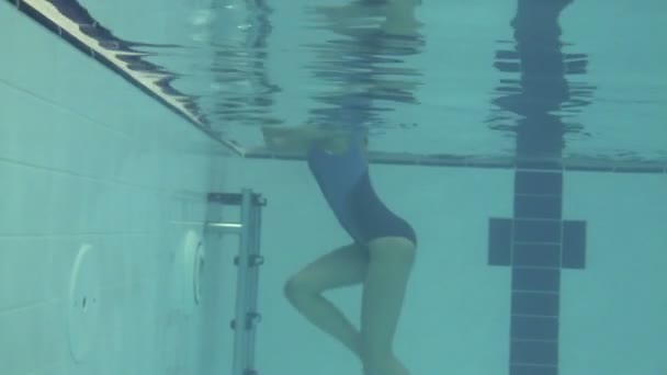 Female swimming in pool - Video, Çekim