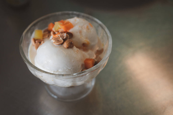 Kokosová mléčná zmrzlina se zmraženým žloutkem a polevou ve skleněné misce - Fotografie, Obrázek