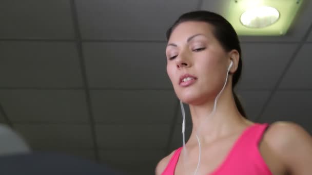 Female running on treadmills - Materiał filmowy, wideo