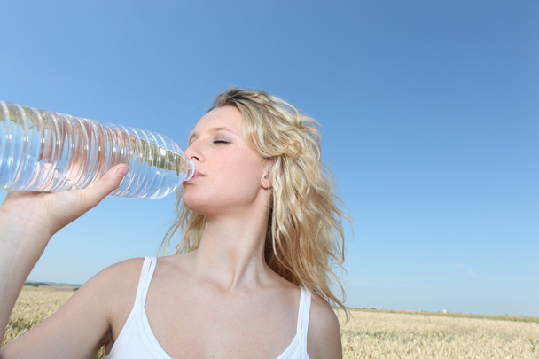 жінка питної води
 - Фото, зображення