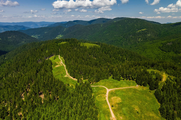 Hermosa vista del paisaje de los picos de las montañas de Rhodope en Bulgaria - Foto, Imagen