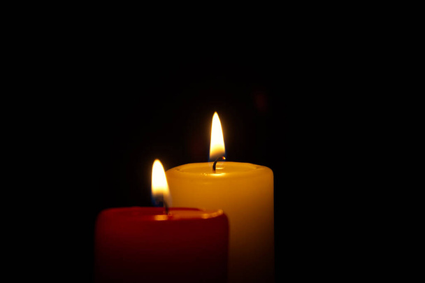 Zwei brennende Kerzen in der Dunkelheit der Nacht, Nahsicht mit Kopierraum. Hoffnung und Erinnerung - Foto, Bild