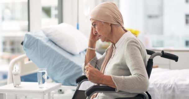 Rak, Parkinson i wściekła starsza kobieta w szpitalu na wózku inwalidzkim sfrustrowana po chemioterapii lub leczeniu. Zdrowie, opieka nad osobami starszymi i pacjentkami niepełnosprawnymi, chorymi lub chorymi i depresyjnymi. - Materiał filmowy, wideo