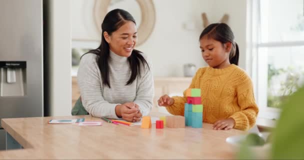 Щасливі, будівельні блоки і мама зі своєю дівчинкою на кухні для розвитку дитини вдома. Посмішка, зв'язок і молода азіатська мати допомагають доньці з дерев'яними іграшками для розваги в їхньому будинку - Кадри, відео