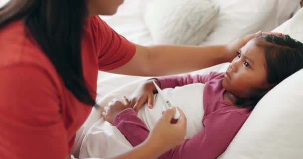 Μητέρα, άρρωστο παιδί και θερμόμετρο, πυρετός και ιός, ανατροφή και υγεία με ευεξία στο σπίτι. Γυναίκα αγγίξει το μέτωπο κορίτσι, ελέγξτε τη θερμοκρασία και την ασθένεια, υγειονομική περίθαλψη για ιατρικό πρόβλημα και υποστήριξη. - Πλάνα, βίντεο