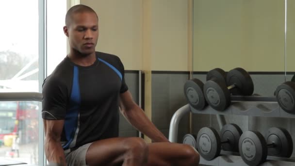 Male lifting weights - Video, Çekim