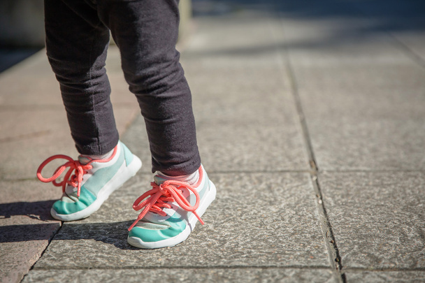Kislány nadrágok edzéseket a szabadban végzi és cipők - Fotó, kép