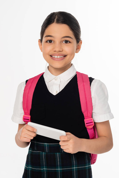 digitaal tijdperk, schoolmeisje met smartphone geïsoleerd op wit, student in uniform, banner, horizontaal - Foto, afbeelding