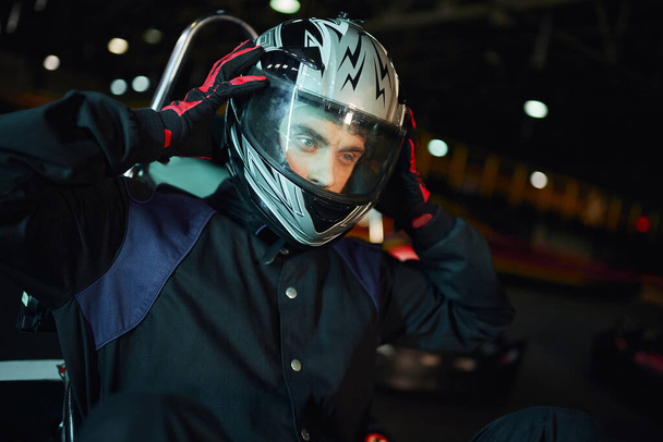 go kart driver togliersi il casco dopo aver corso su circuito, speed drive e concetto di motorsport - Foto, immagini