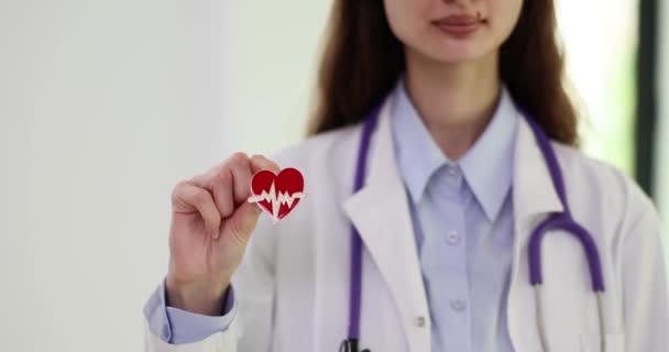 Dokter houdt in handen pictogram met cardiogram van het hart. Hart- en vaatziekten - Video
