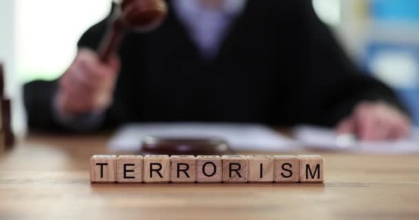 Richter verurteilt Terrorismus am Internationalen Strafgerichtshof. Gericht entscheidet in Terrorfall - Filmmaterial, Video
