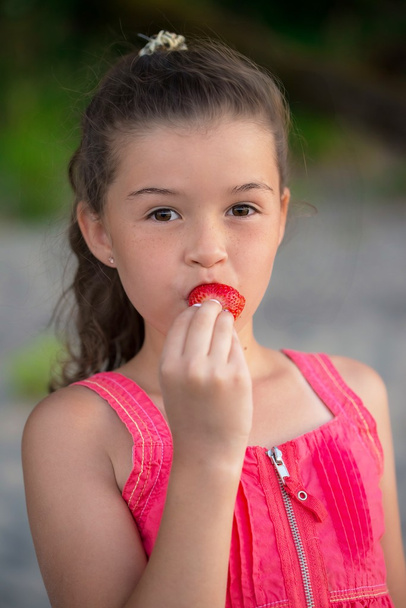 Girl and strawberry - Foto, immagini