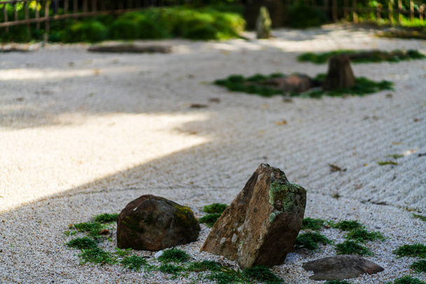 Волновой рисунок сухого ландшафтного сада в храме Тайдзо-ин, храм Миосин-дзи в Киото, Япония. Высокое качество фото - Фото, изображение