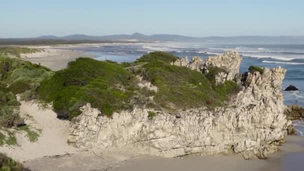 Vista de Lovers 'Cove y en el fondo, Grotto Beach y Klein Rivier Estuario en la distancia. Hermanus, Whale Coast, Overberg, Western Cape, Sudáfrica. - Metraje, vídeo