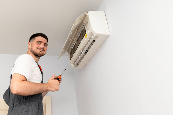 Man master en airconditioner, airconditioner reparatie - Foto, afbeelding
