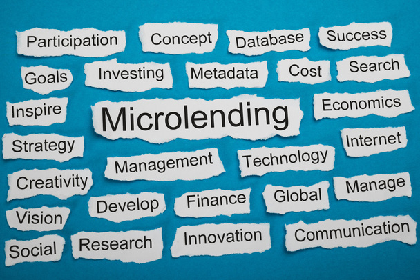 Wort Mikrokredite auf Papier - Foto, Bild