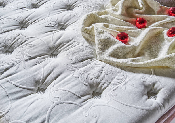 Superficie de la cama de cerca estilo, cara acolchada, blanco. - Foto, imagen