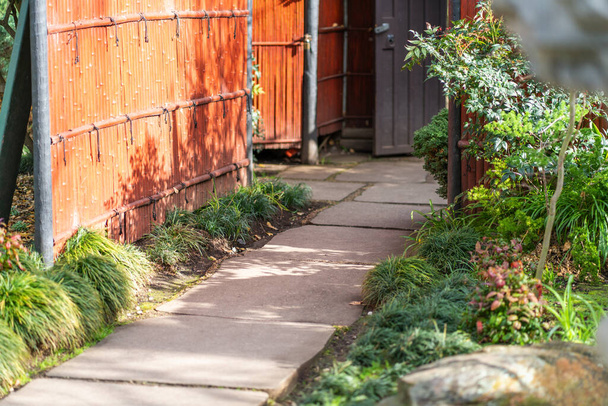 京都の日本庭園の内側からの眺め. 高品質の写真 - 写真・画像