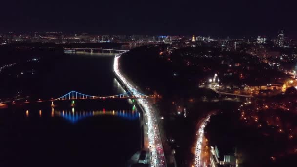Légi repülő drón kilátás éjszaka Kijev belvárosában. Éjszakai város, Kijev. Modern terület központjában Kijev. Városi fények. Aerial View of European City éjjel megvilágított fény autók - Felvétel, videó
