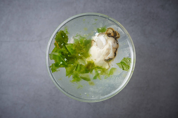 Orzeźwiający koktajl martini ze świeżych ostryg - Zdjęcie, obraz