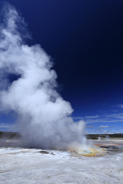 Géiser en Yellowstone con cielo azul profundo
 - Foto, Imagen
