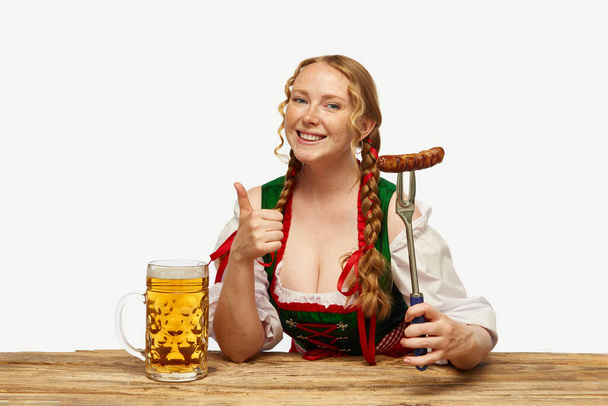 Пивной фестиваль. Очаровательная женщина, официантка в традиционном баварском или немецком мусоре с большой кружкой пива. Концепция Октоберфеста, традиции, напитки и еда. Копирование места для рекламы - Фото, изображение