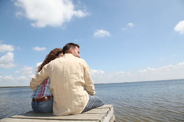 Couple relaxant sur un ponton
 - Photo, image