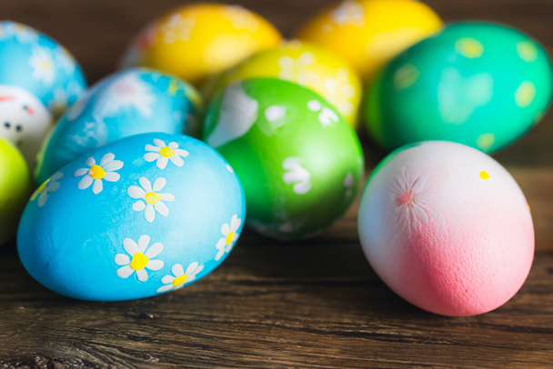 monivärinen maalattu pääsiäismunia tausta suunnittelutarkoituksiin - Valokuva, kuva