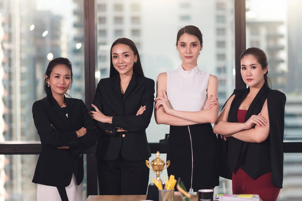 Business People Teamwork: Group of Asian Businesswomen Beszélgetés kollegával, Corporate Business Professional Team Brainstorming for New Project. - Fotó, kép