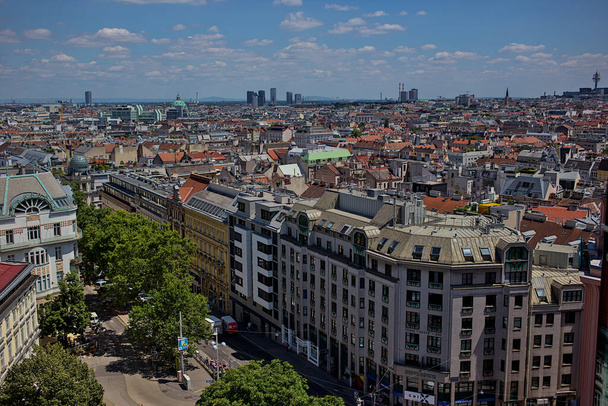 Vienna, Austria - 29 giugno 2023: Veduta panoramica della città di Vienna dal ponte di osservazione Haus des Meeres. Strade e architettura della città vecchia. - Foto, immagini