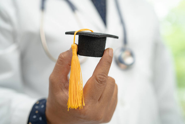 Estudo médico asiático aprender com chapéu lacuna de graduação na enfermaria do hospital, inteligente brilhante conceito de medicina educação gênio. - Foto, Imagem